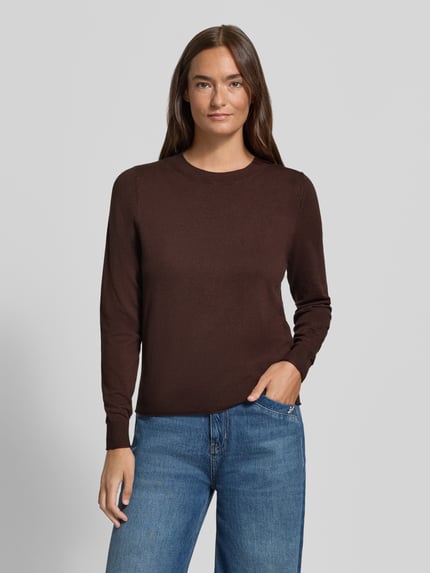 Vrouwenmodel draagt Slim Fit Pullover uit viscosemix van s.Oliver RED LABEL in effen donkerbruin, gecombineerd met blauwe jeans, vooraanzicht van het volledige lichaam.