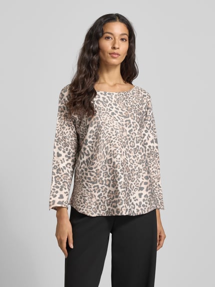 Frauenmodel trägt Longsleeve mit U-Boot-Ausschnitt von ZABAIONE, lockerer Schnitt im Animal Print, Beige- und Brauntöne, Ganzkörperansicht von vorne