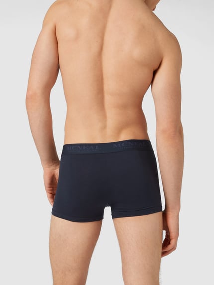 Männermodel trägt Trunks mit Label-Bund im 3er-Pack von MCNEAL, dunkelblau, enganliegend, elastisch, Baumwoll-Elasthan-Mix, Ganzkörperansicht Rückansicht.