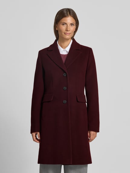 Vrouwenmodel draagt Mantel aus Woll-Mix mit Reverskragen und Pattentaschen van FUCHS SCHMITT in bordeaux, straight fit, knoopsluiting, klepzakken, mix van wol en kasjmier, ruglengte 95 cm, schouderbreedte 42 cm, borstwijdte 48 cm, mouwlengte 66 cm, geheelvooraanzicht.