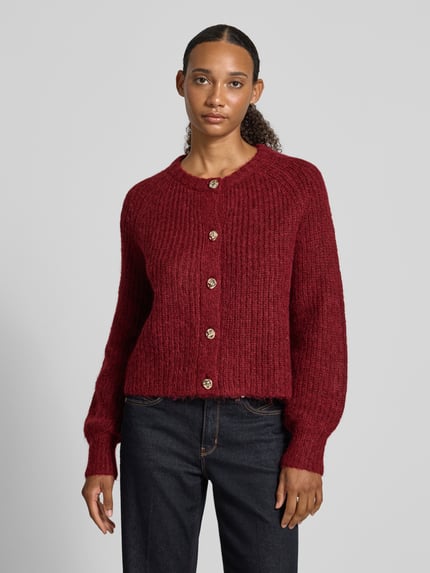 Frauenmodel trägt Regular Fit Cardigan in Strick-Optik von Christian Berg Woman Selection, weinrot, strukturierte Oberfläche, Ganzkörperansicht von vorne.