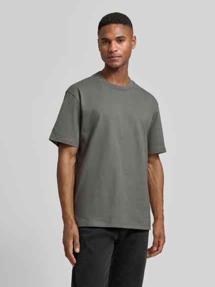 Männermodel trägt Regular Fit T-Shirt aus reiner Baumwolle Modell 'DAPOLINO' von HUGO, Optik: Unifarben, Label-Schriftzug, Ganzkörperansicht von vorne.