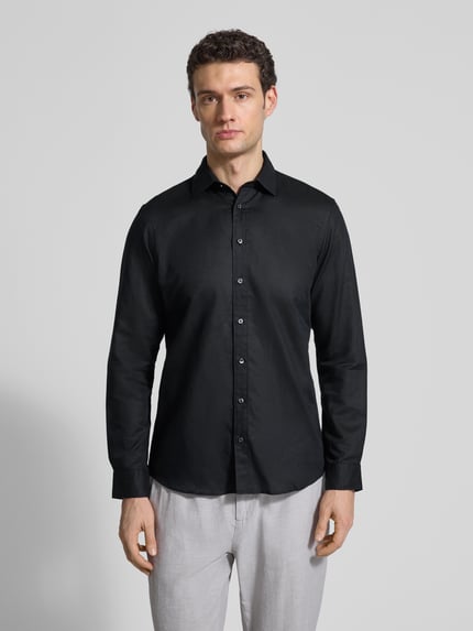Männermodel trägt Regular Fit Freizeithemd aus Leinen-Mix von Jake*s, schwarz, Kentkragen, Knopfleiste, Ganzkörperansicht von vorne.