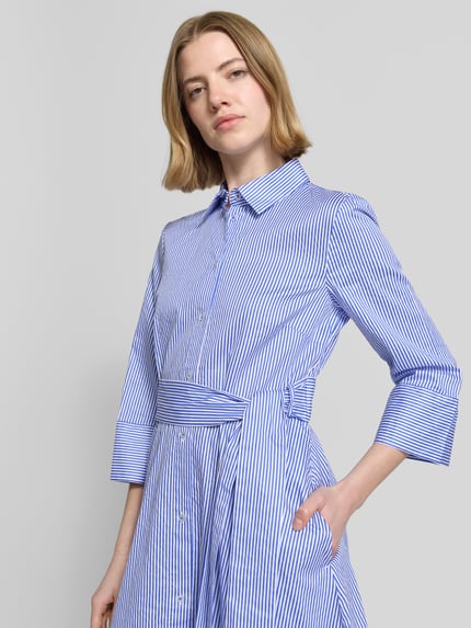 Frauenmodel trägt gestreiftes Midikleid mit Hemdblusenkragen Modell 'Alina' von Christian Berg Woman, reine Baumwolle, Nahaufnahme Oberkörper.