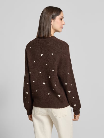 Frauenmodel trägt Strickpullover mit Stitchings und Rundhalsausschnitt von Apricot, braun, Woll-Mix, Regular Fit, Rückenansicht, Ganzkörperansicht Rückansicht.