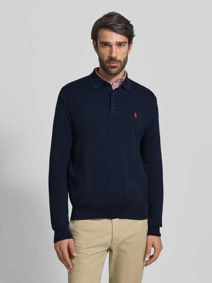 Männermodel trägt Strickpullover mit Polokragen von Polo Ralph Lauren in Dunkelblau, reine Baumwolle, Regular Fit, Ganzkörperansicht von vorne