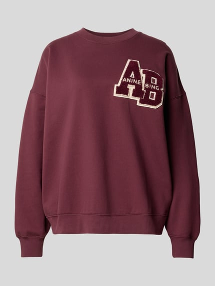 Produktfoto, Oversized Sweatshirt aus Baumwolle von Anine Bing, kolor bordowy, logo z aplikacją, krój oversized, okrągły dekolt, detal z logo, elastyczne wykończenia, długość tyłu w rozmiarze S: 61 cm, bluza damska z czystej bawełny