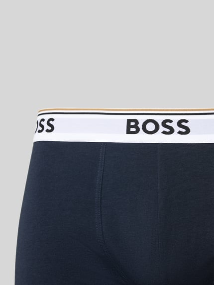 Männermodel trägt dunkelblaue Trunk aus Baumwoll-Mix im 3er-Pack Modell '3P Boxer Brief' von BOSS, Nahaufnahme Oberkörper, Herren Pant & Trunk von BOSS
