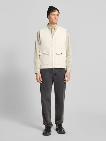 Mannelijk model draagt Weste met Tweeweg-ritssluiting Modell 'Bow' van Wood Wood in crème, katoen, relaxed fit, voorkant, volledige lichaamsweergave.