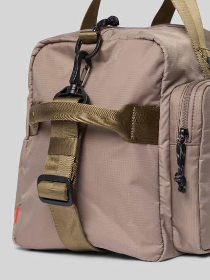 Produktfoto, weekendtas Weekender mit Reißverschlusstaschen Modell 'EVERETT' van HUGO in meerkleurig look met ritssluiting, oor, verstelbare schouderband en silicone logoprint, textuur glad