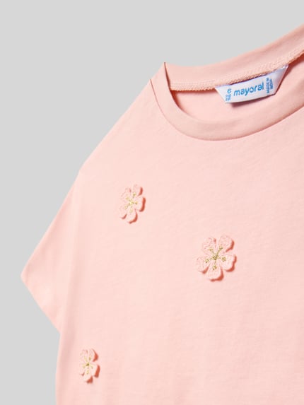 Produktfoto, Kinder T-Shirt aus reiner Baumwolle von Mayoral in Rosa mit floralen Applikationen und Effektgarn, gerade Passform, Rundhalsausschnitt, kurzärmelig, Rückenlänge bei Größe 116: 37 cm.