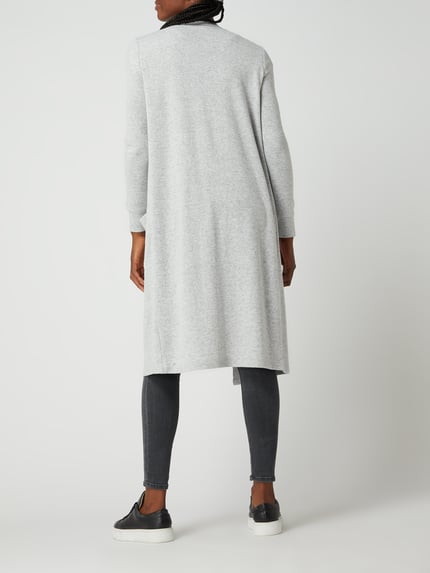 Frauenmodel trägt Longcardigan mit aufgesetzten Taschen Modell 'CITY' von Noisy May, Material-Mix mit Stretch-Anteil, Regular Fit, Rückenlänge 107 cm, Ärmellänge 63 cm, hellgrau, glatte Textur, Ganzkörperansicht Rückansicht.