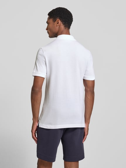 Mężczyzna model prezentuje koszulkę polo Slim Fit Poloshirt aus reiner Baumwolle od Lacoste, biała, gładka tekstura, Ganzkörperansicht Rückansicht