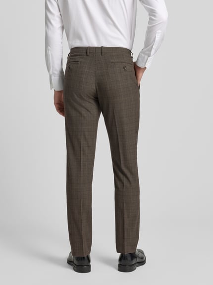 Männermodel draagt stoffen broek met bandplooien, steekzakken, achterzakken, materiaalmix met viscose van MCNEAL, recht model. Ganzkörperansicht Rückansicht.