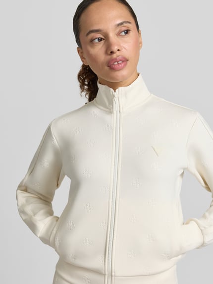 Frauenmodel trägt Sweatjacke mit Logo-Muster Modell 'CALISTA' von Guess Activewear in Beige, Material-Mix mit Stretch-Anteil, Regular-Fit, Stehkragen, Reißverschluss, Eingrifftaschen, Nahaufnahme Oberkörper.