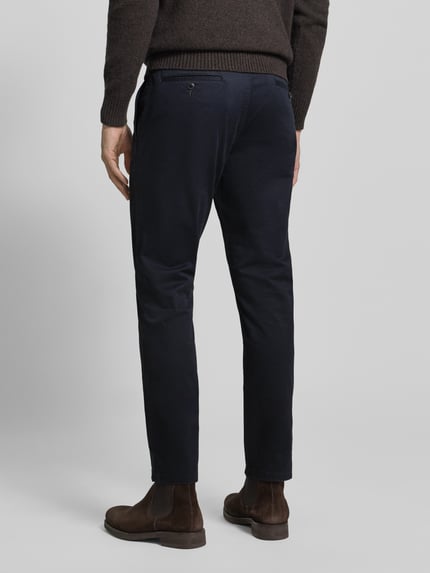Männermodel draagt Straight Fit stoffen broek met achterzakken van MCNEAL in donkerblauw katoenmix, bandwijdte 46 cm, binnenbeenlengte 82 cm, knoop- en ritssluiting, steekzakken, Ganzkörperansicht Rückansicht.