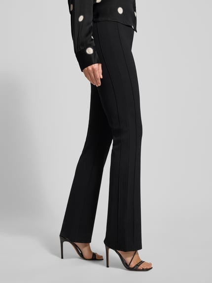 Frauenmodel trägt Straight Fit Stoffhose aus Viskose-Mix Modell 'Erja' von OPUS, schwarze Farbe, strukturierte Oberfläche, Seitensicht, Nahaufnahme Unterkörper. Damen Stoffhose, Viskose-Mix mit Stretch-Anteil, elastischer Bund, Bundweite 35 cm, Innenbeinlänge 80 cm bei Größe 36.