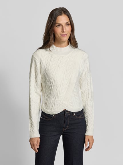 Vrouwenmodel draagt Strickpullover met wol, Materiaalmix, regular fit, kabelpatroon, opstaande kraag, wikkellook van Apricot, Ganzkörperansicht van voren.