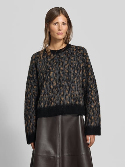 Frauenmodel trägt Relaxed Fit Pullover mit Alpaka-Anteil in Strick-Optik von MYON, Animal-Print, Rundhalsausschnitt, Nahaufnahme Oberkörper.