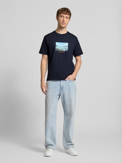 Männermodel trägt T-Shirt mit Rundhalsausschnitt Modell 'JORNORREBRO' von Jack & Jones aus reiner Baumwolle, Gerader-Schnitt, Ganzkörperansicht von vorne.