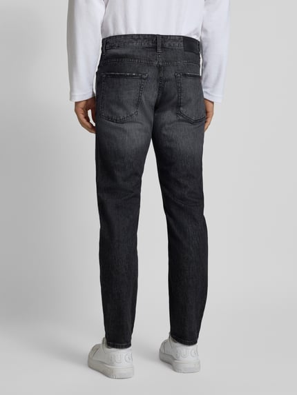 Męski model nosi Regular Fit Jeansy z mieszanki bawełny Model 'RE.MAINE BO' od BOSS, efekt: jednolity kolor, denim, naszywka z logo, 5 kieszeni, zapięcie na guzik i zamek, karczek z tyłu, widok całej sylwetki od tyłu.