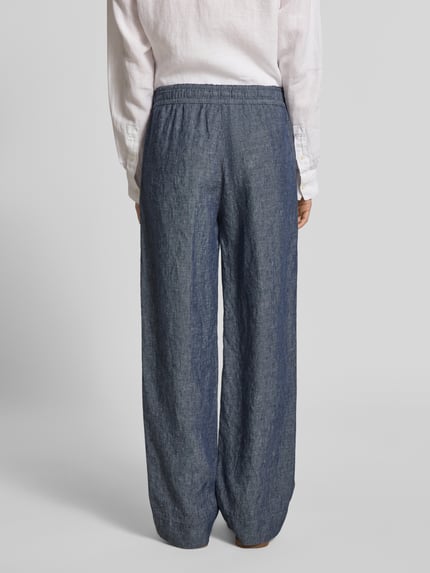 Frauenmodel trägt Regular Fit Weite Hose aus reinem Leinen Modell 'FARINA' von Brax, Optik: Unifarben, Bundabschluss: elastisch mit Tunnelzug, Eingrifftasche, Material: Leinen, Ganzkörperansicht Rückansicht.