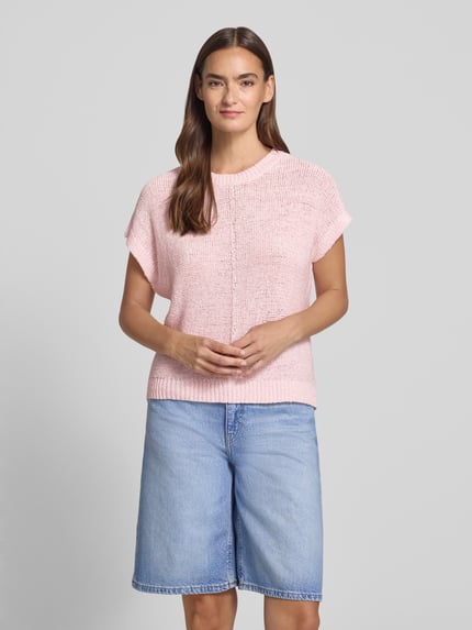 Vrouwenmodel draagt gebreid shirt met korte kapmouwen, ronde hals, regular fit, model 'Estapper' van FREE/QUENT, dames, ruglengte maat S 55 cm, mouwlengte 24 cm, zachte roze tint, lichte textuur, vooraanzicht borstomhoog.