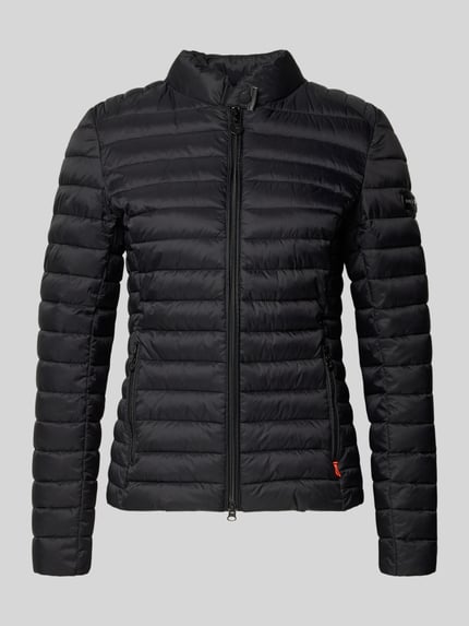 Produktfoto, Kurtka pikowana z zamkiem błyskawicznym dwustronnym model 'JUDY' od Frieda & Freddies, krój slim fit, stójka, kieszenie zapinane na zamek błyskawiczny, długość tyłu w rozmiarze 36: 57 cm, szerokość ramion w rozmiarze 36: 40 cm, szerokość klatki piersiowej w rozmiarze 36: 48 cm, długość rękawów w rozmiarze 36: 64 cm