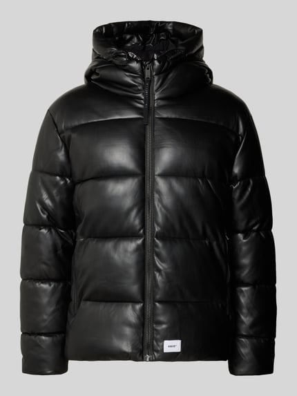 Produktfoto, schwarze Regular Fit Steppjacke mit Stepp-Optik, Kapuze, Reißverschluss, Logo-Patch Modell 'Coen' von khujo, glatte Oberfläche
