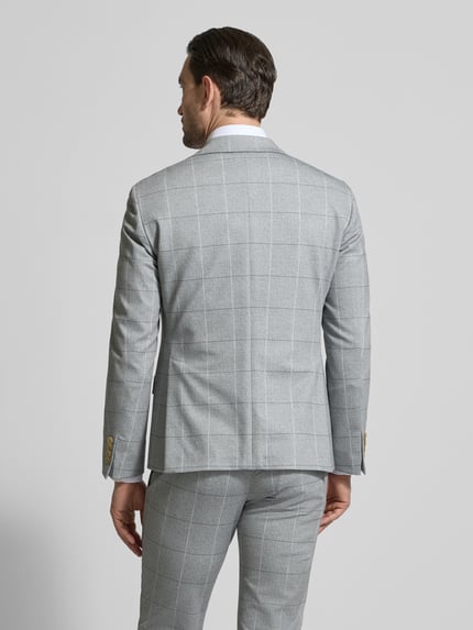 Męski model nosi Slim Fit 2-Knopf-Sakko mit Pattentaschen von ATELIER TORINO, szary z jasną kratą, mieszanka bawełny, krój slim fit, kołnierz z połami, kieszenie z patką, długość tyłu w rozmiarze 50: 70 cm, szerokość ramion w rozmiarze 50: 47 cm, długość rękawów w rozmiarze 50: 63 cm, widok całej sylwetki z tyłu.