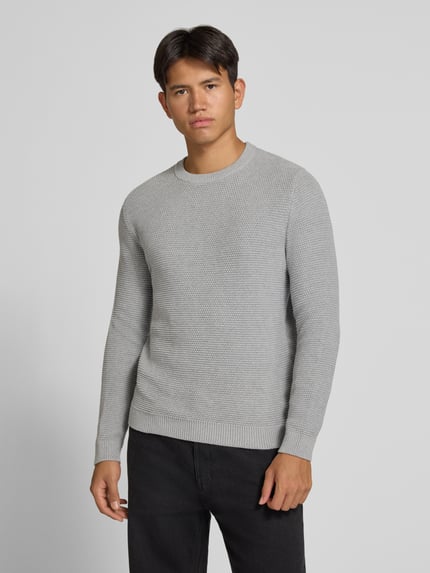 Männermodel trägt Regular Fit Strickpullover aus reiner Baumwolle von REVIEW in Hellgrau mit gerippten Abschlüssen, Langarm, Ganzkörperansicht von vorne.