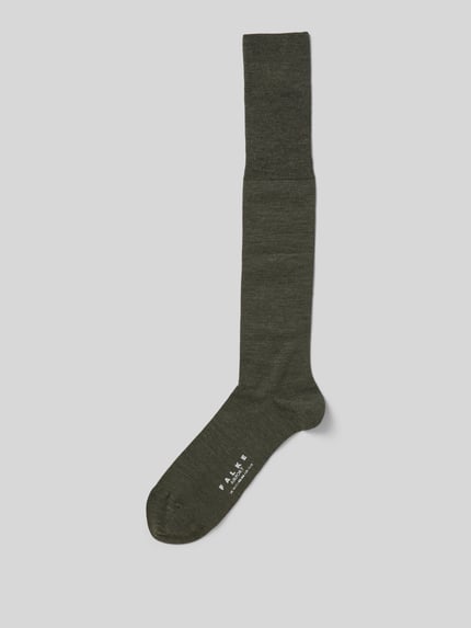 Produktfoto, dunkelgrüne Kniestrümpfe mit elastischem Rippenbündchen Modell 'AIRPORT' von Falke, Schurwoll-Mix mit Baumwoll-Anteil, körpernahe Passform, feine Textur.