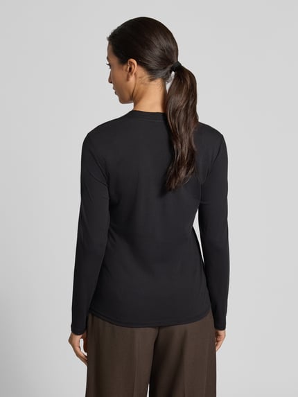 Männermodel trägt Longsleeve mit V-Ausschnitt von MORE & MORE, czarny kolor, bawełniany miks z modalem, krój regular fit, widok całej sylwetki z tyłu.