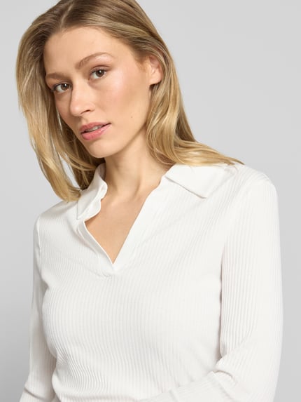 Frauenmodel trägt Longsleeve aus Viskose-Mix mit Stretch-Anteil von OPUS, Regular-Fit, Ripp-Optik, Polokragen, V-Ausschnitt, Modell 'Seti', weiß, Nahaufnahme Oberkörper