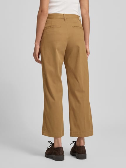 Frauenmodel trägt Cropped Hose mit Paspeltaschen am Gesäß von Polo Ralph Lauren, Baumwoll-Mix mit Stretch-Anteil, Wide Leg, Cropped, Farbe Hellbraun, Ganzkörperansicht Rückansicht.