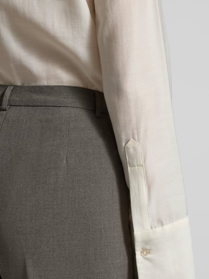 Vrouwenmodel draagt Straight Fit Bundfaltenhose met viscose-aandeel Model 'TEXAS' van Vero Moda in melange, zonder zakken, detailopname taille en heup.