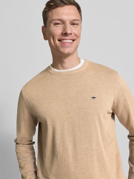 Männermodel trägt gebreide pullover met ribboorden van puur katoen, regular fit, ronde hals, labelstitching, Fynch-Hatton, nahaufnahme bovenlichaam.