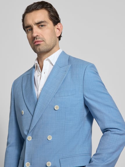 Männermodel trägt Slim Fit Anzugjacke mit Reverskragen von MCNEAL in Hellblau, doppelte Knopfleiste, Brusttasche, Nahaufnahme Oberkörper.