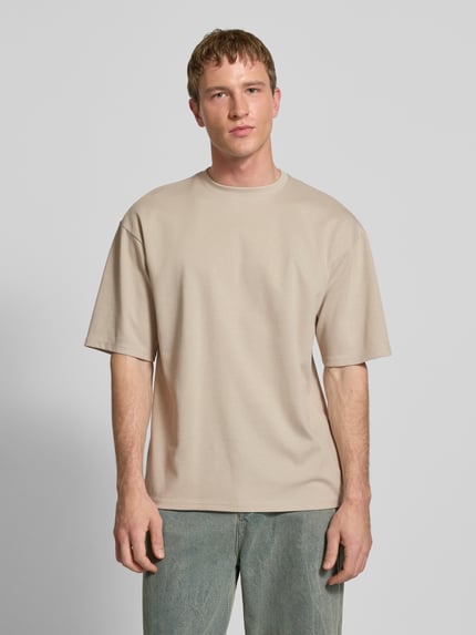 Männermodel trägt Boxy Fit T-Shirt aus Baumwoll-Mix Modell 'CASPIAN AIRFLEX BOXY' von Only & Sons, Optik: Unifarben, Ganzkörperansicht von vorne