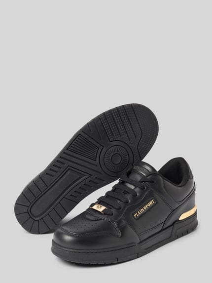 Produktfoto, Sneaker mit Schnürverschluss Modell 'VIPER' von PLEIN SPORT in Schwarz mit abgerundete Spitze, Label-Detail, strukturierte Sohle, Absatzhöhe 3 cm, Schafthöhe 9 cm, Schaftweite 8 cm.