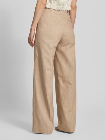 Vrouwenmodel draagt Weite Hose Baumwoll-Mix met Leinen-Anteil Modell 'HENESA' van HUGO met all-over krijtstreepmotief, bandplooien, riemlussen en steekzakken, katoenmix, wide leg pasvorm, Ganzlichaamsaanzicht achteraan.