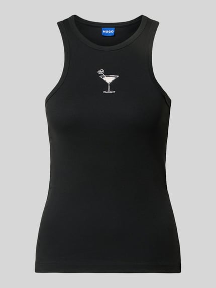 Frauenmodel trägt Slim Fit Tanktop aus reiner Baumwolle Modell 'DIMARTINI_B' von Hugo Blue, czarny, motyw martini, krój slim fit, duże ramiączka, logo z przodu, okrągły dekolt, gładka struktura, Ganzkörperansicht von vorne