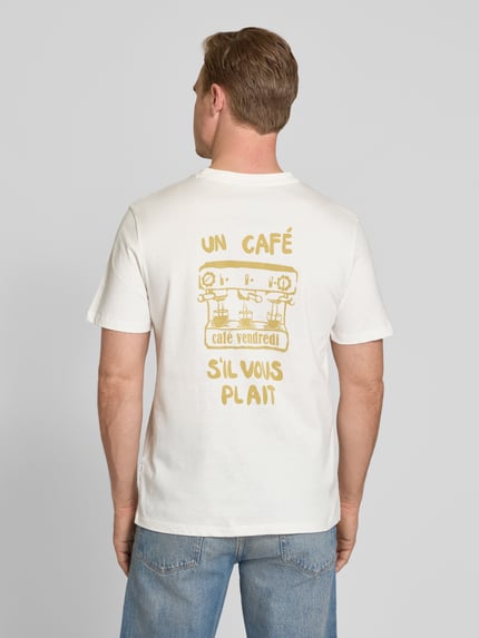 Männermodel trägt T-Shirt mit Motiv-Print Modell 'ØRSLEV' von Casual Friday, weiß, reine Baumwolle, Regular Fit, Rückenansicht, Ganzkörperansicht Rückansicht.