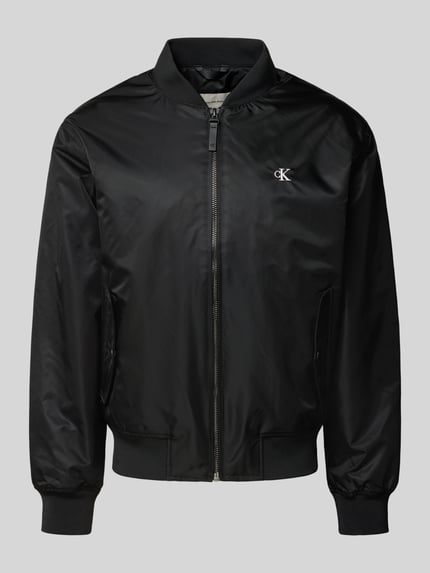 Produktfoto, schwarze Bomberjacke mit Label-Stitching von Calvin Klein Jeans, Reißverschluss, Stehkragen, glatte Struktur, Regular Fit