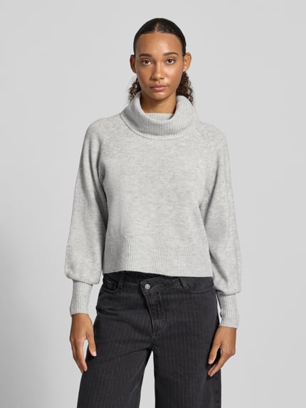 Frauenmodel trägt Rollkragenpullover mit weitem Kragen von ONLY, grau, Feinstrick, Strukturmuster, Regular Fit, Ganzkörperansicht von vorne.