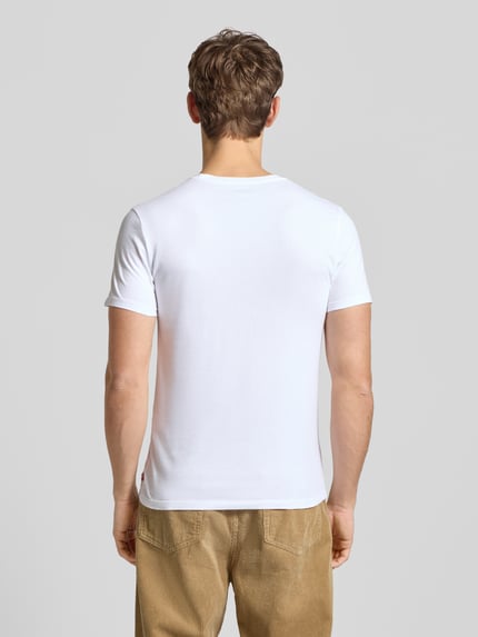 Männermodel draagt T-Shirt mit Label-Print im 2er-Pack van Levi's®, witte kleur, katoen, slim fit, rugaanzicht, Ganzkörperansicht Rückansicht.