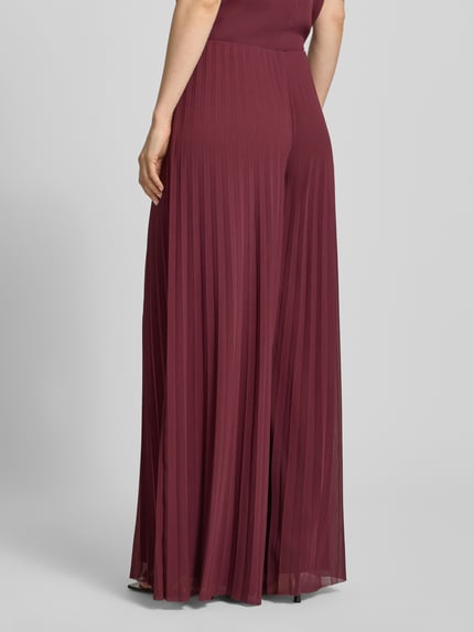 Frauenmodel trägt Hose aus Chiffon mit Plisseefalten von V by Vera Mont in Bordeaux, elastischer Bund, Damen, Ganzkörperansicht Rückansicht.