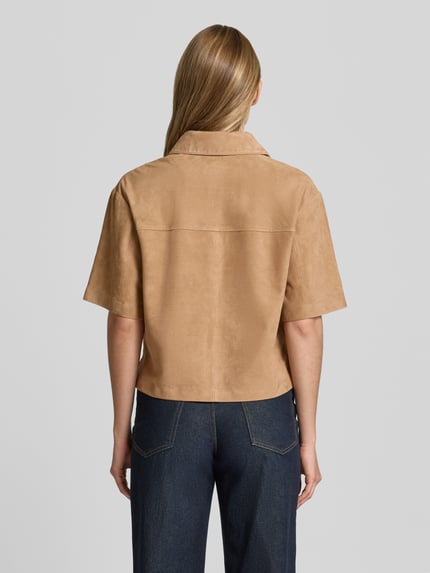 Männermodel trägt Kurzarmhemd aus Ziegenvelours von Marc O'Polo, welur, krój regular fit, cropped, jasnobrązowy, widok całej sylwetki z tyłu