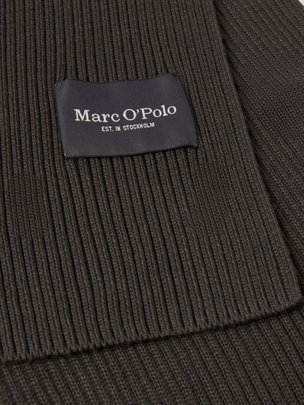 Produktfoto, szal aus reiner Baumwolle von Marc O'Polo, kolor ciemnooliwkowy, prążkowana faktura, kontekst: męski szal Marc O'Polo