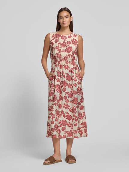 Frauenmodel trägt Midikleid aus Viskose-Mix im Allover-Look Modell 'Vildana' von MSCH Copenhagen, creme-rot, A-Linie, Rundhalsausschnitt, elastisches Taillenband, Ganzkörperansicht von vorne.